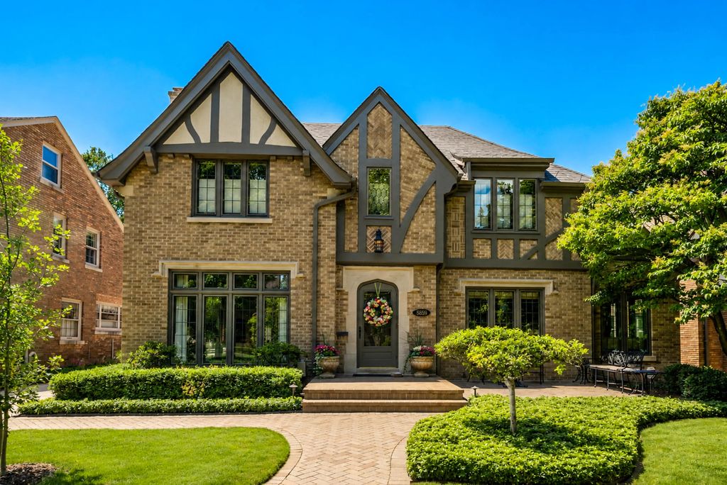 5859 N Maitland Ct, Whitefish Bay