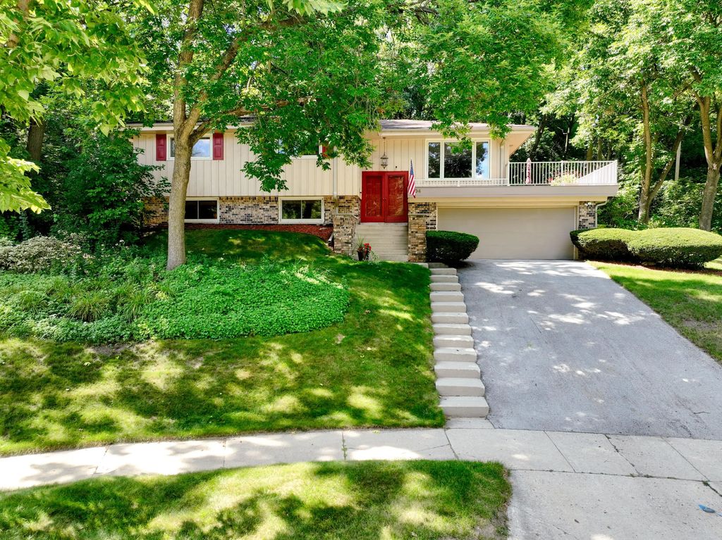 904 Lynne Ct, Waukesha