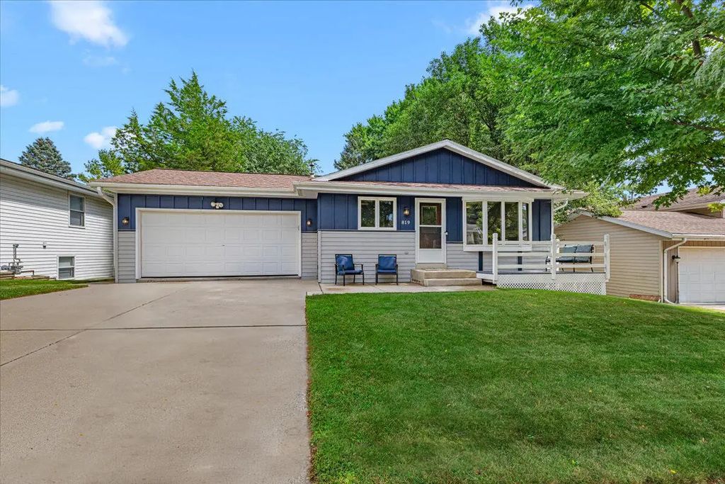 819 Kings Ridge Ct E, West Bend