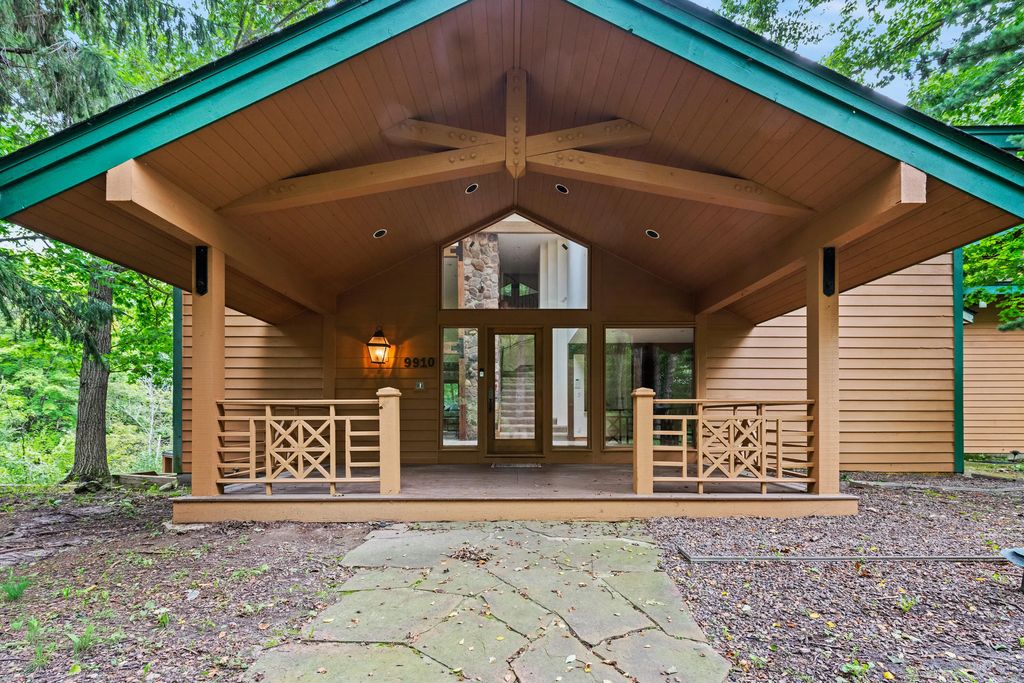 9910 N Corey Ln, Mequon