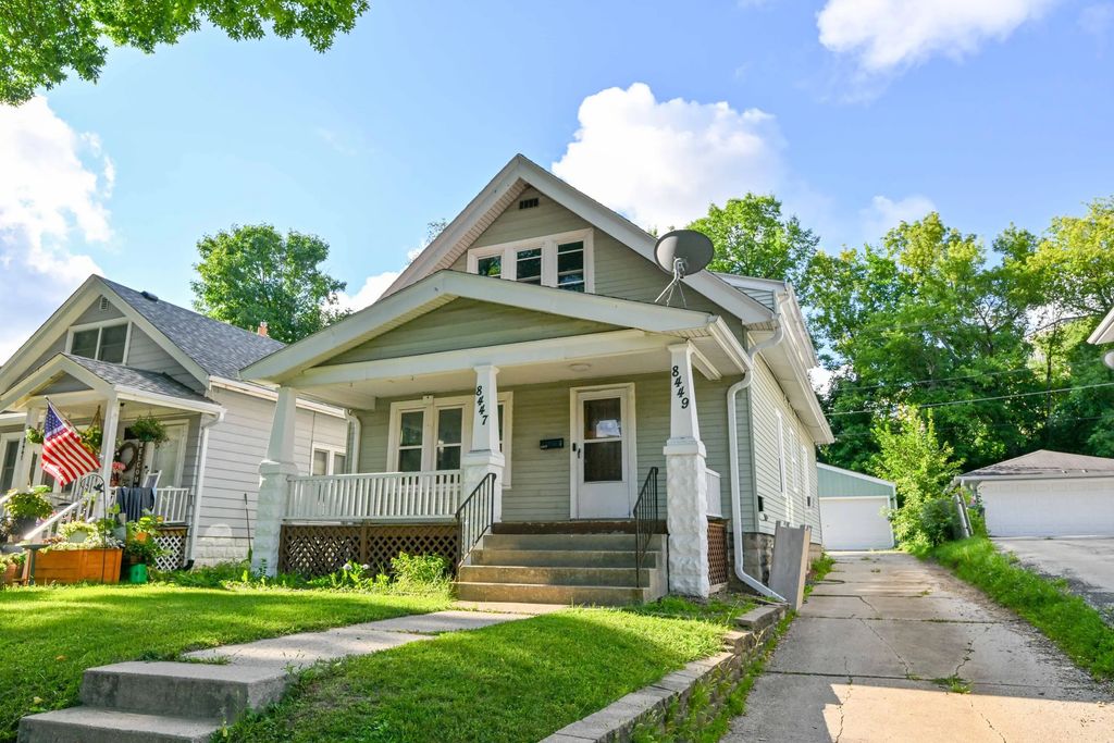 8447 W Maple St 8449, West Allis