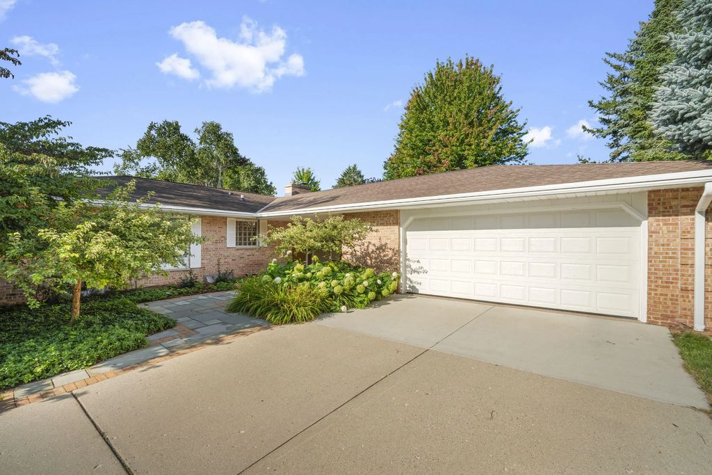 W74n755 Spruce Ave, Cedarburg
