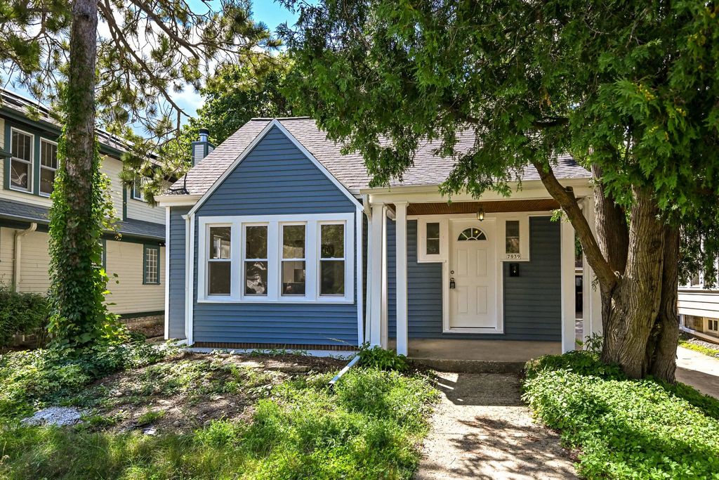 7939 Hillcrest Dr, Wauwatosa