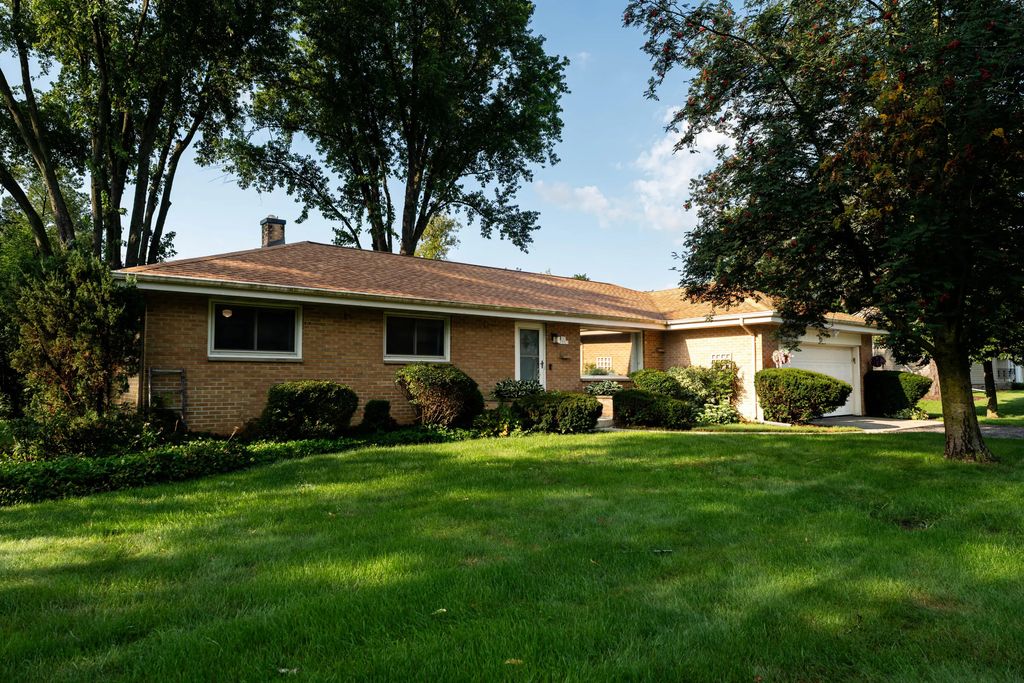 N57w15523 El Camino Dr, Menomonee Falls