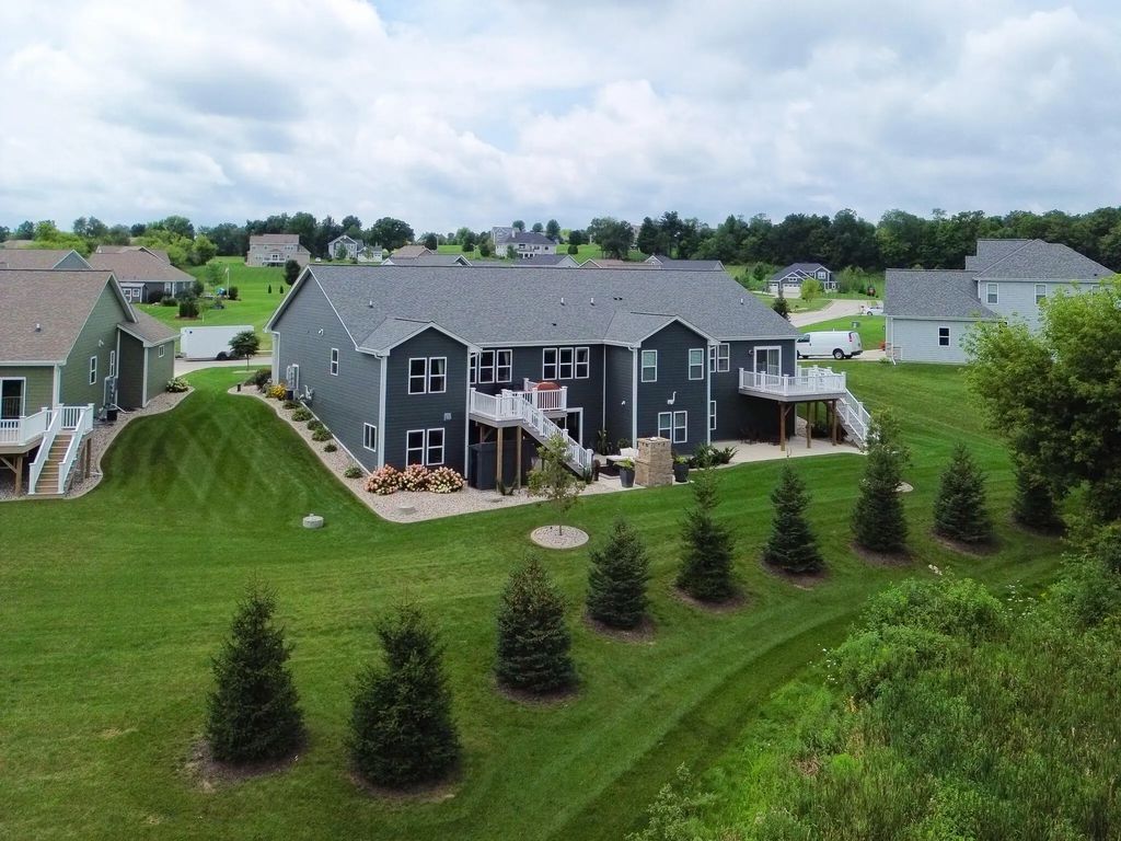 1878 Farmlane Dr, Slinger