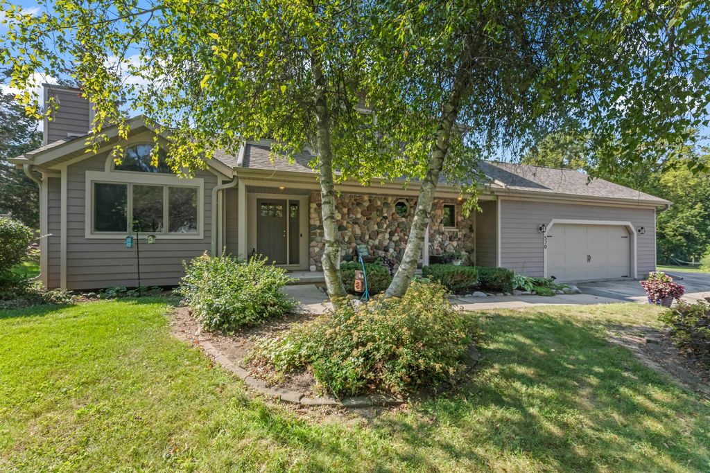 570 Connor Ct, Lake Mills