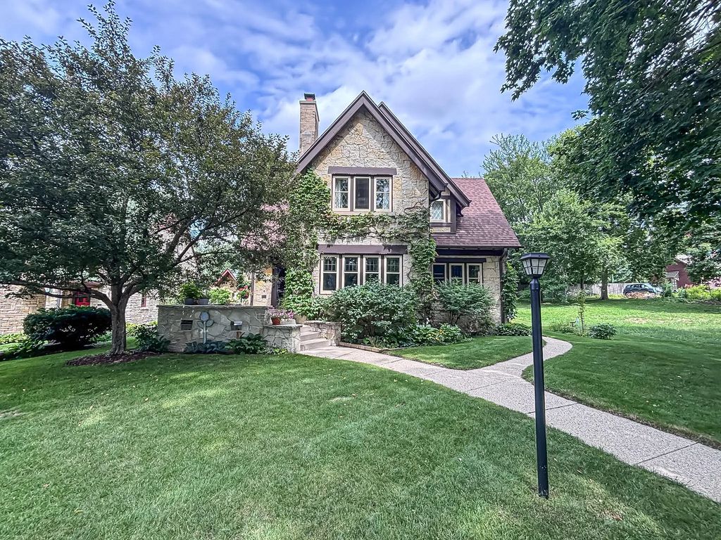 210 W College Ave, Waukesha