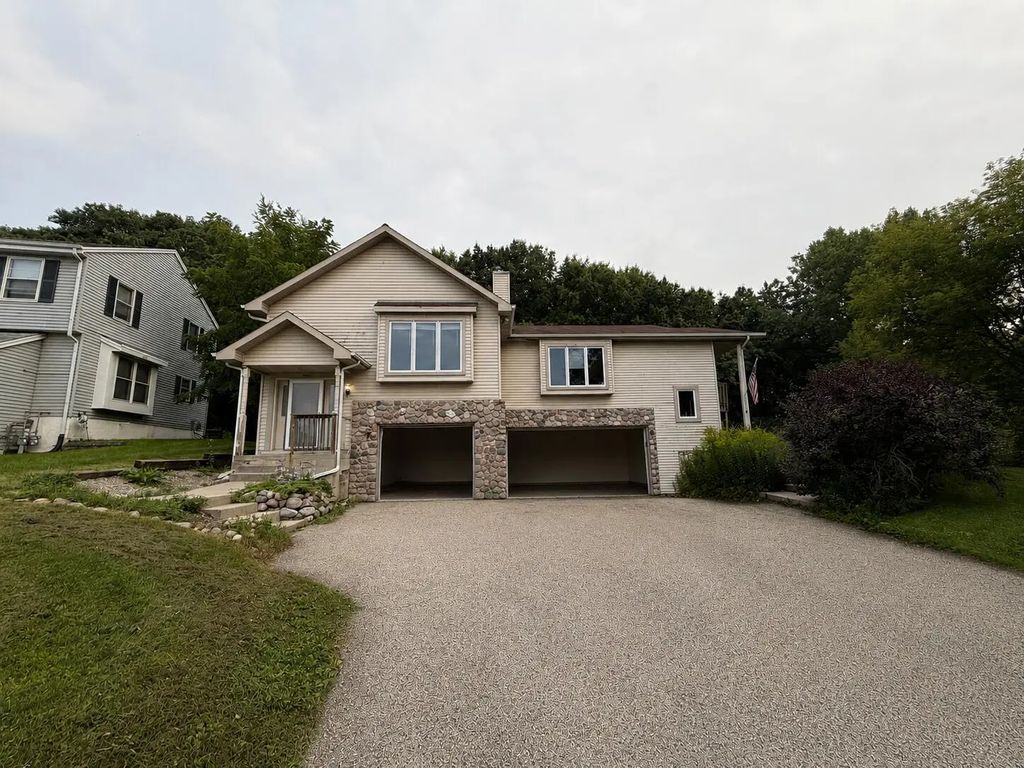 2568 Pebble Valley Rd, Waukesha
