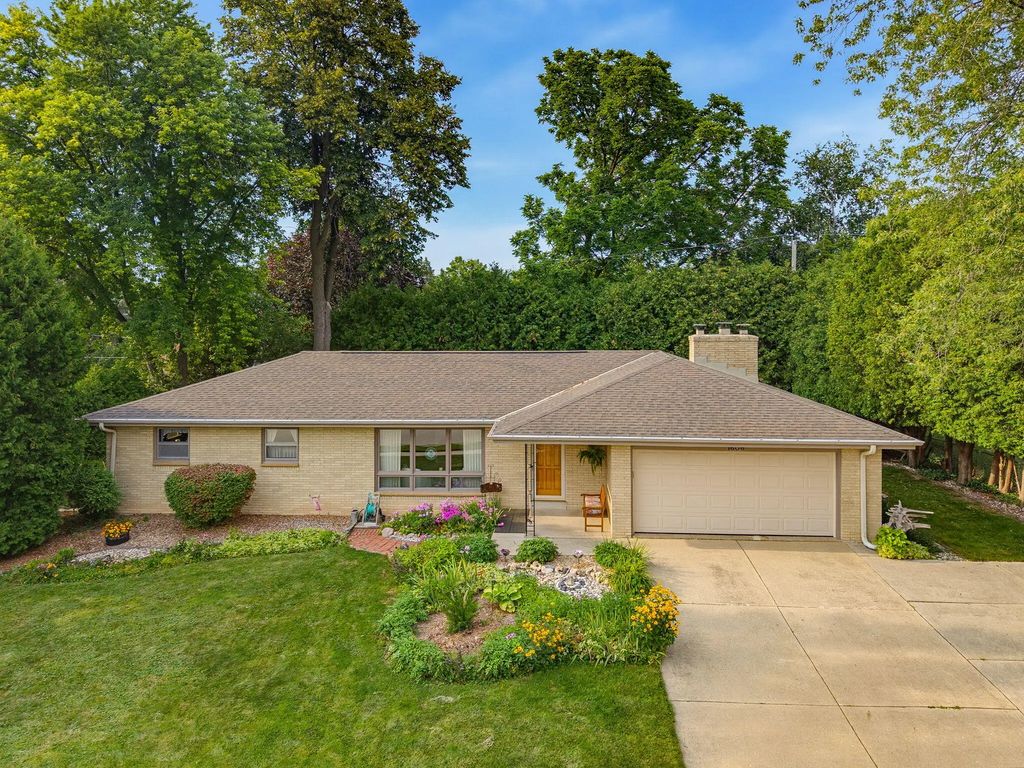 1606 N Pine St, Grafton