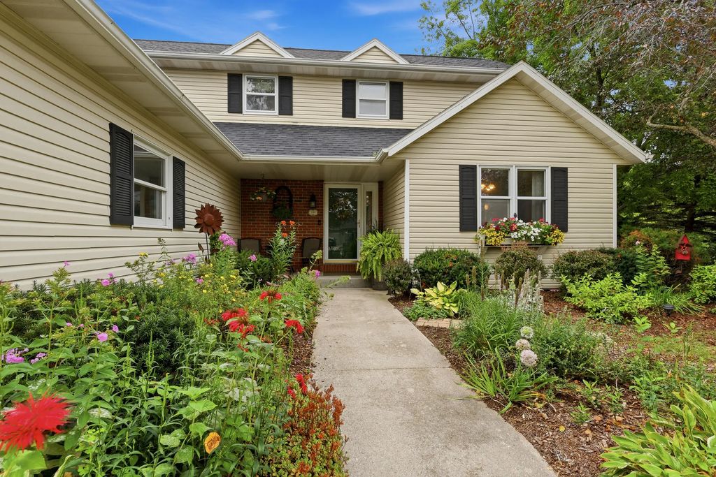 4589 Hunters Glen Dr, Sheboygan