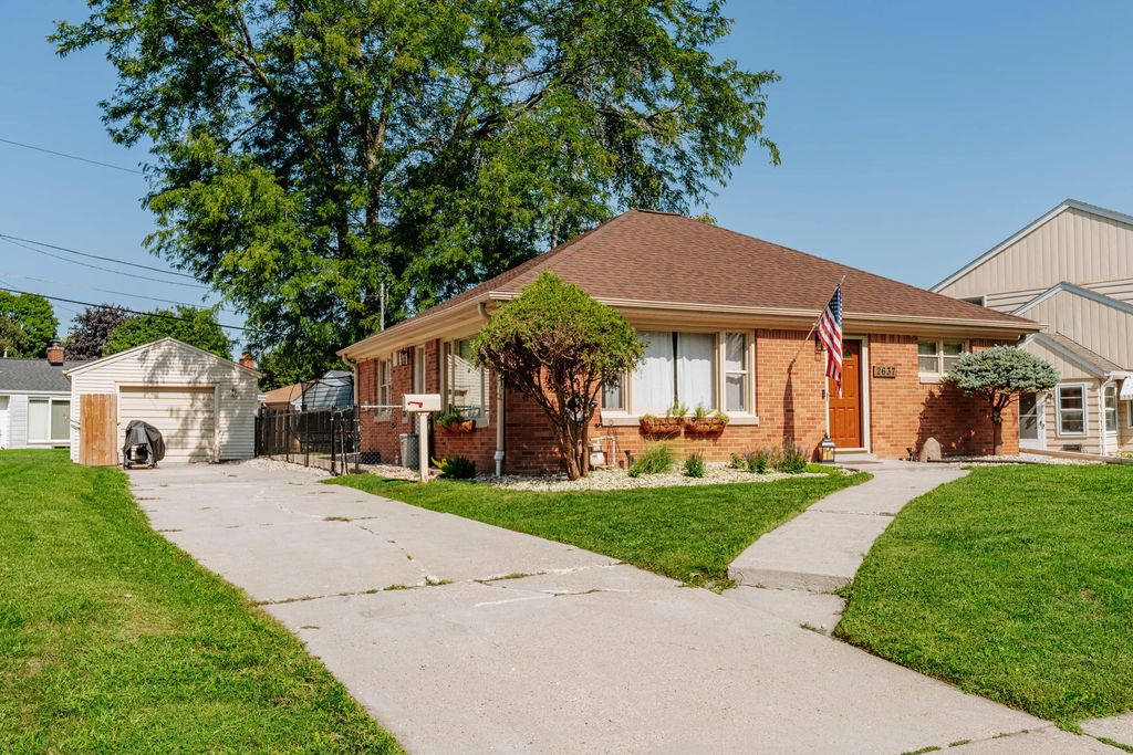 2637 S 86th St, West Allis