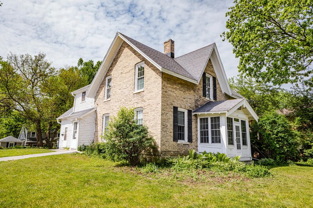 8513 W North Ave 8515, Wauwatosa