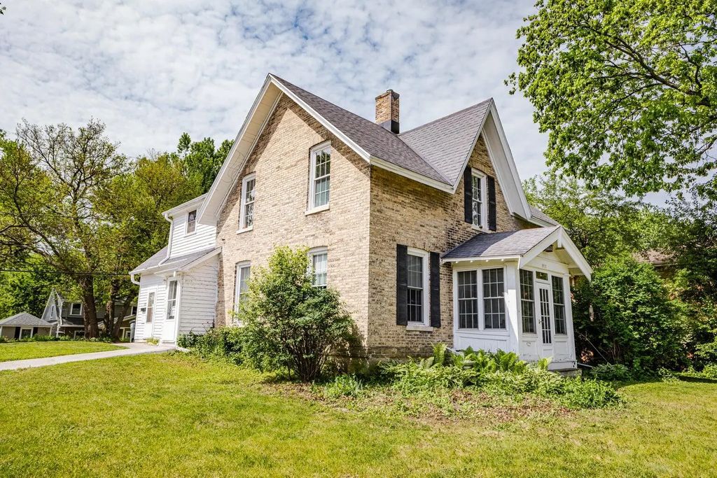 8513 W North Ave 8515, Wauwatosa