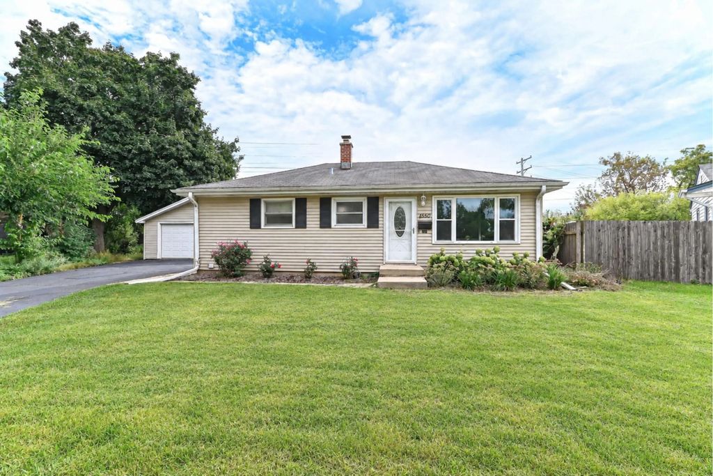 1350 Santa Monica Cir, Waukesha