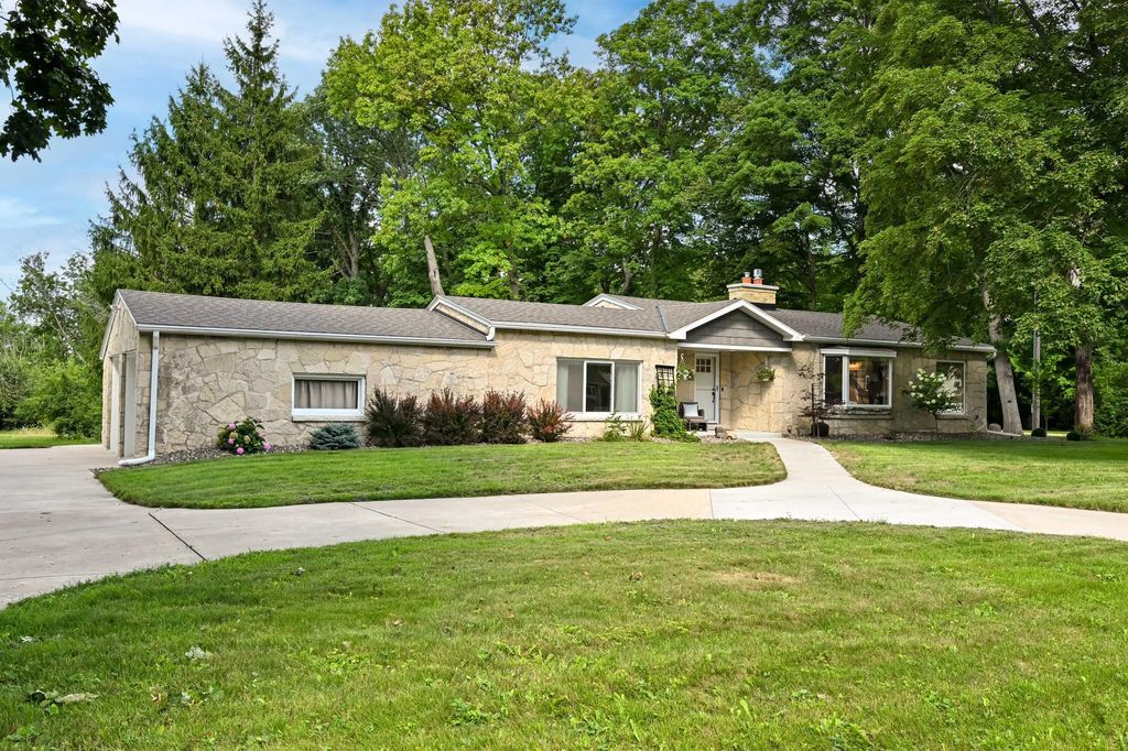 3415 Fiebrantz Dr, Brookfield