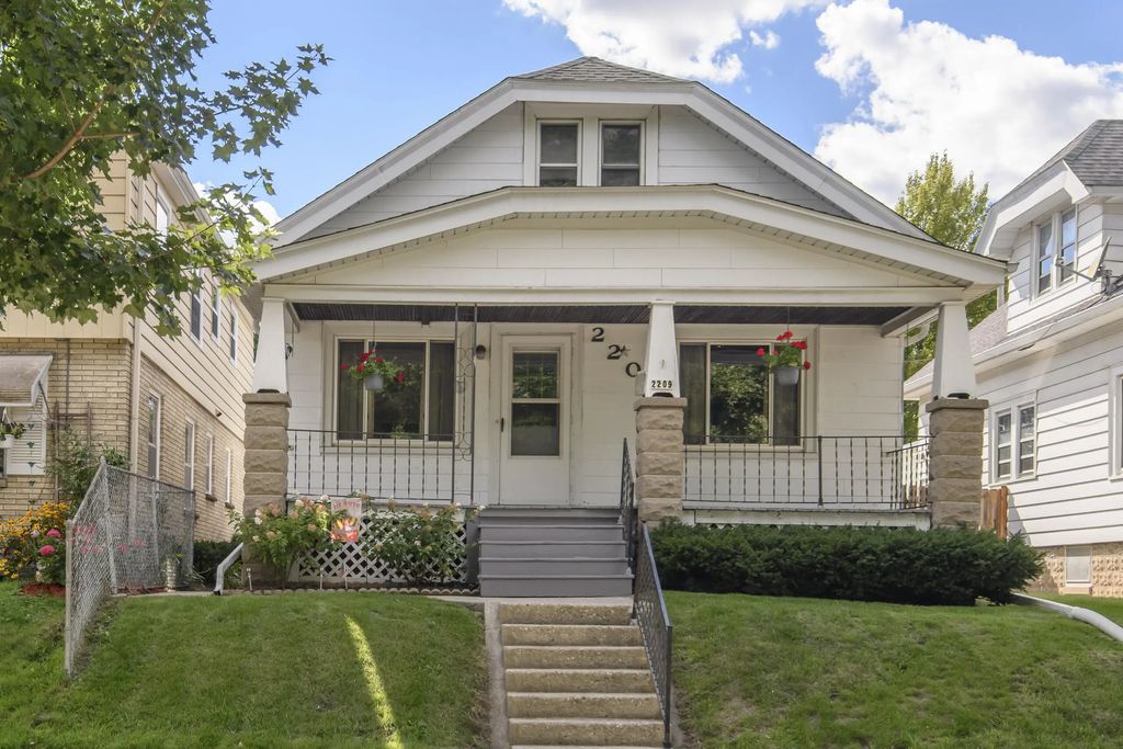 2209 S 63rd St, West Allis