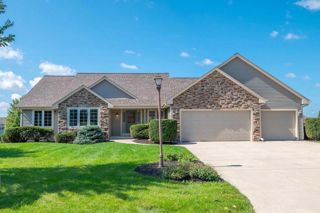 W173n10167 Woodbridge Ln, Germantown