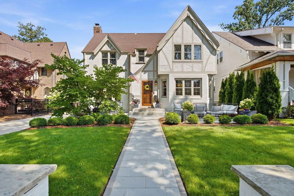 840 E Birch Ave, Whitefish Bay