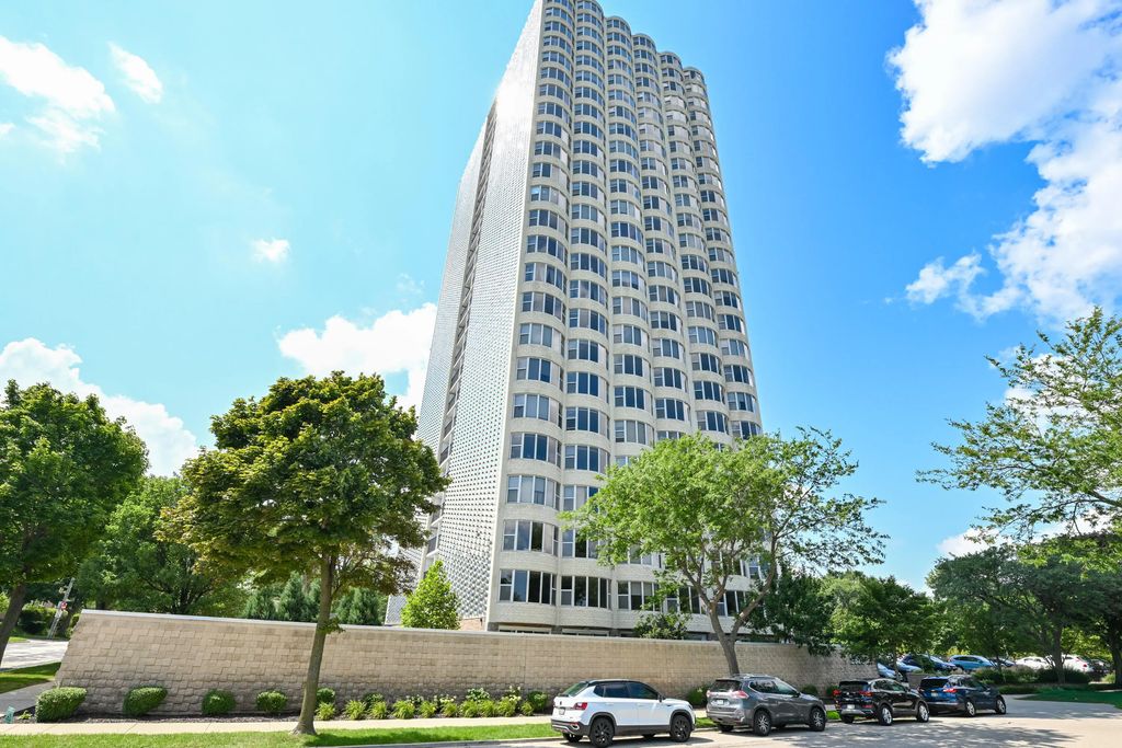 2525 S Shore Dr 8e, Milwaukee