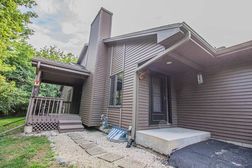 N81w13172 Country Terrace Ln A, Menomonee Falls