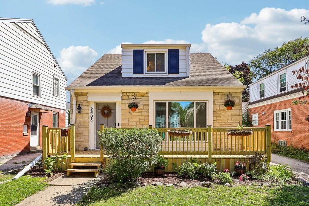2608 N 63rd St, Wauwatosa