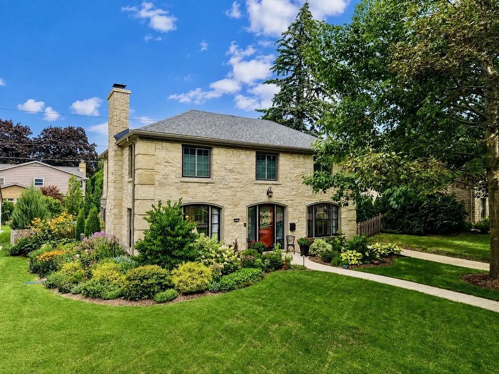 7822 W Wisconsin Ave, Wauwatosa