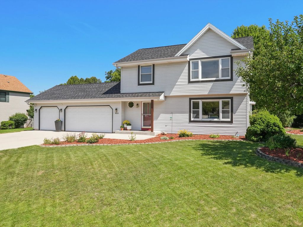 N6275 Woodland Meadows Dr, Sheboygan