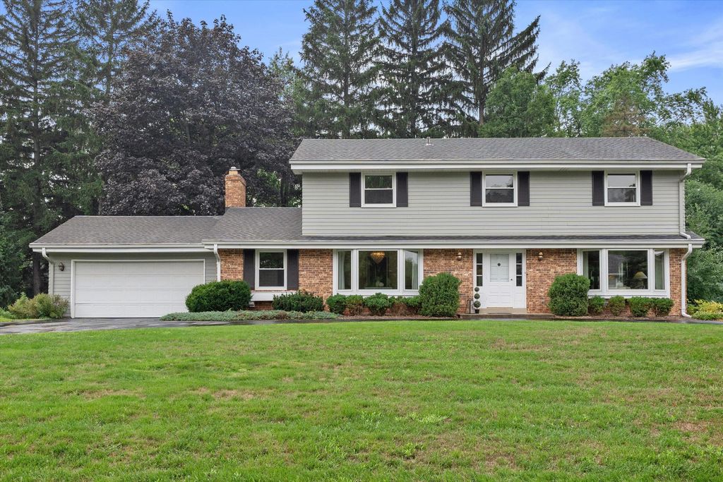 1825 Jean Marie Ct, Brookfield