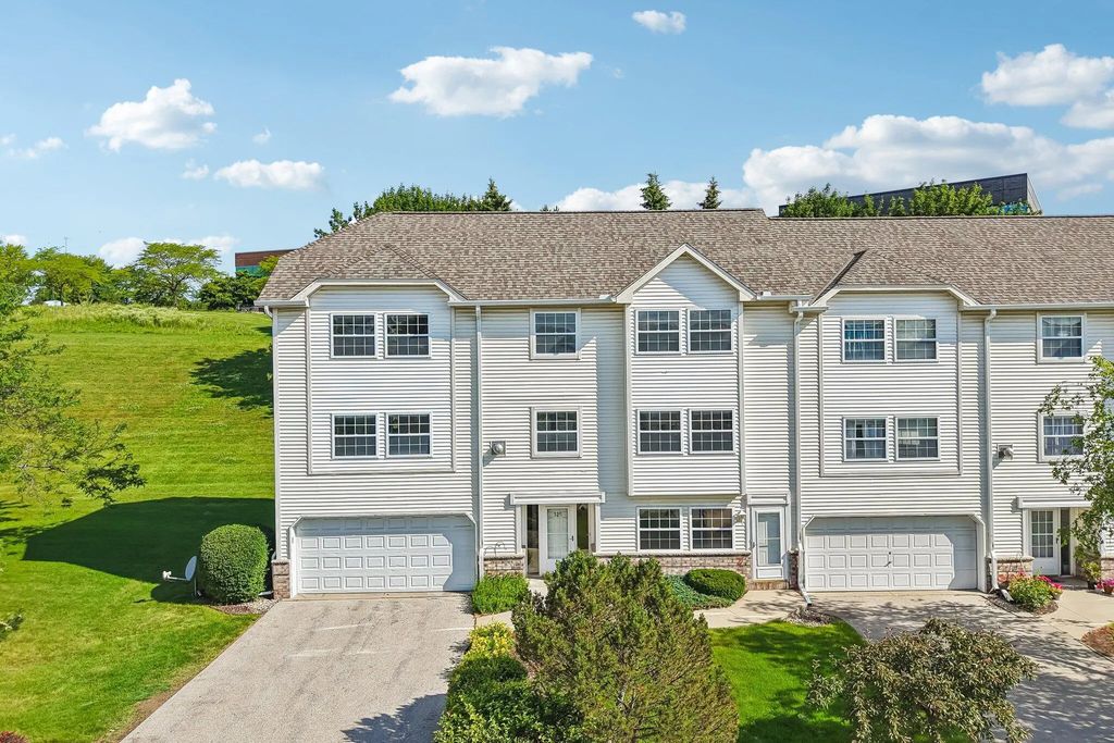 325 Kristin Ct W, Brookfield