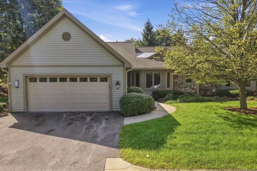 315 Oak Ridge Dr, Hartland
