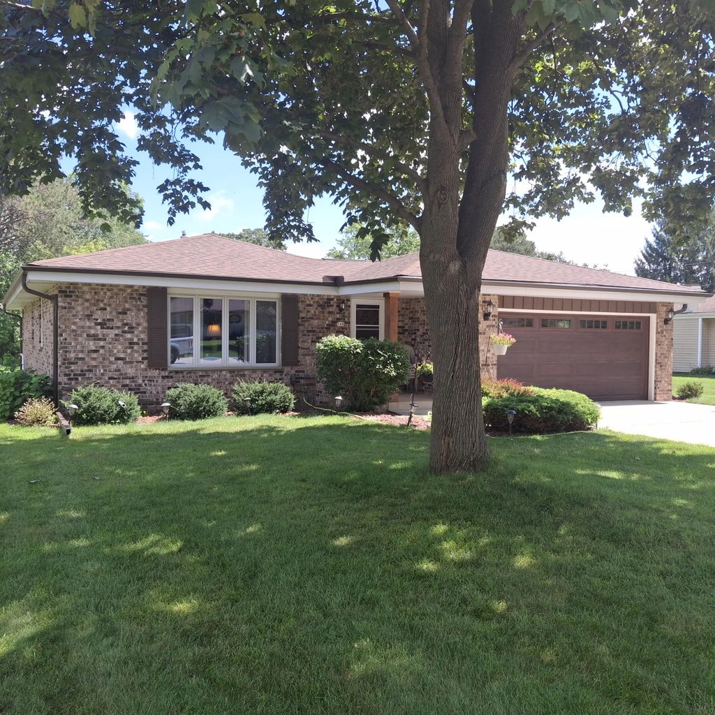 548 Oakwood Dr, Hartland