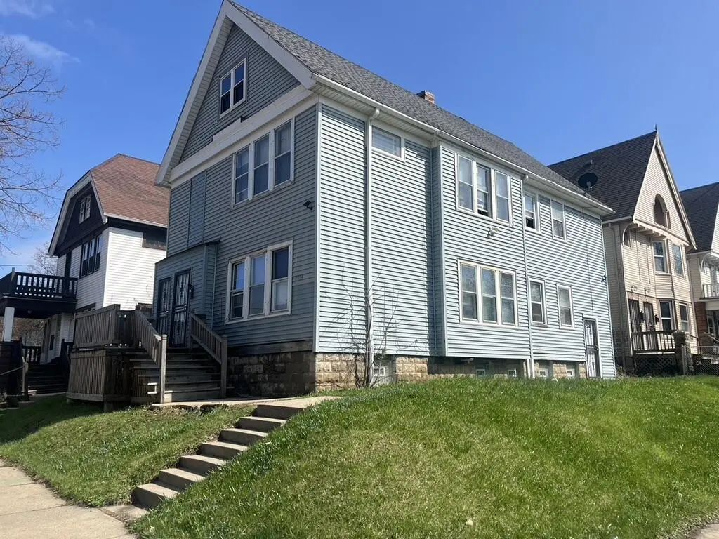 2481 W Locust St 2483, Milwaukee