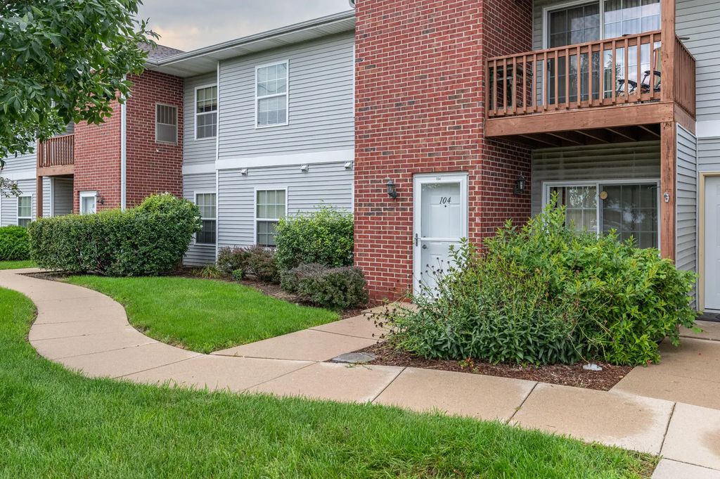 210 E Remer Rd 104, Elkhorn