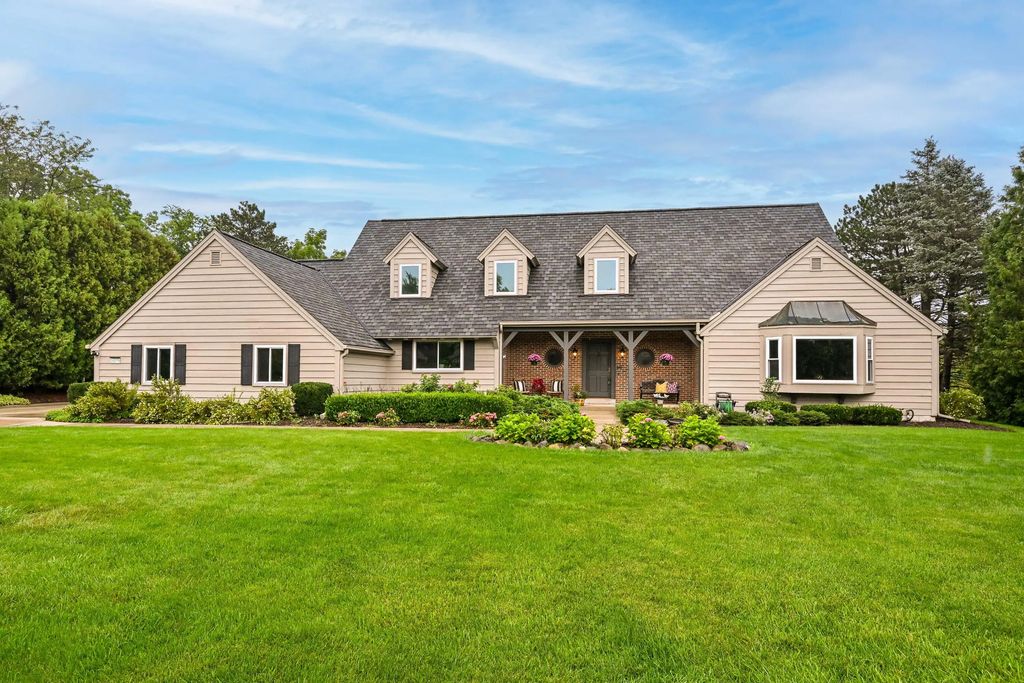 10270 N Range Line Ct, Mequon
