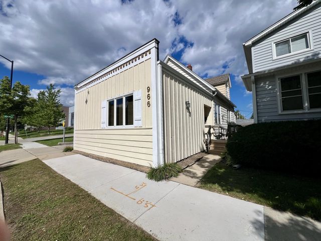 966 S 60th St, West Allis