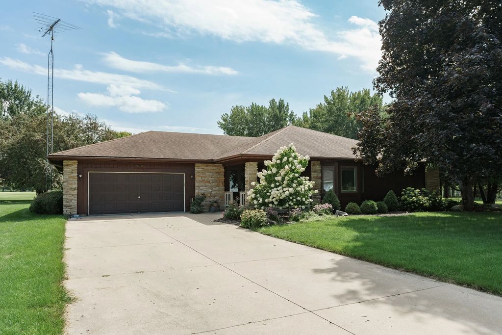 1605 Country Club Ln, Watertown