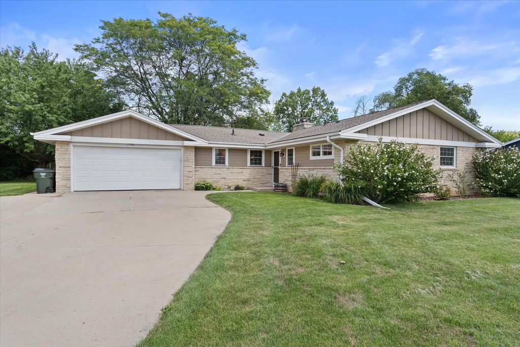 13728 W Honey Ln, New Berlin