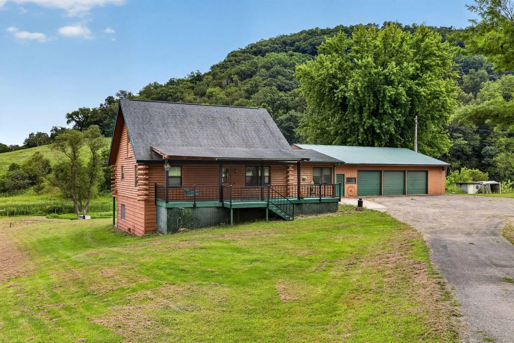 565 Beckman Rd, La Crescent
