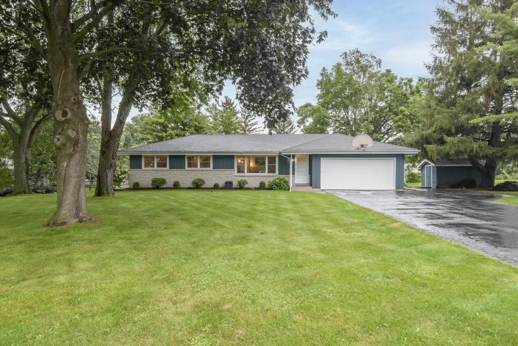 334 Maple Way S, Waukesha