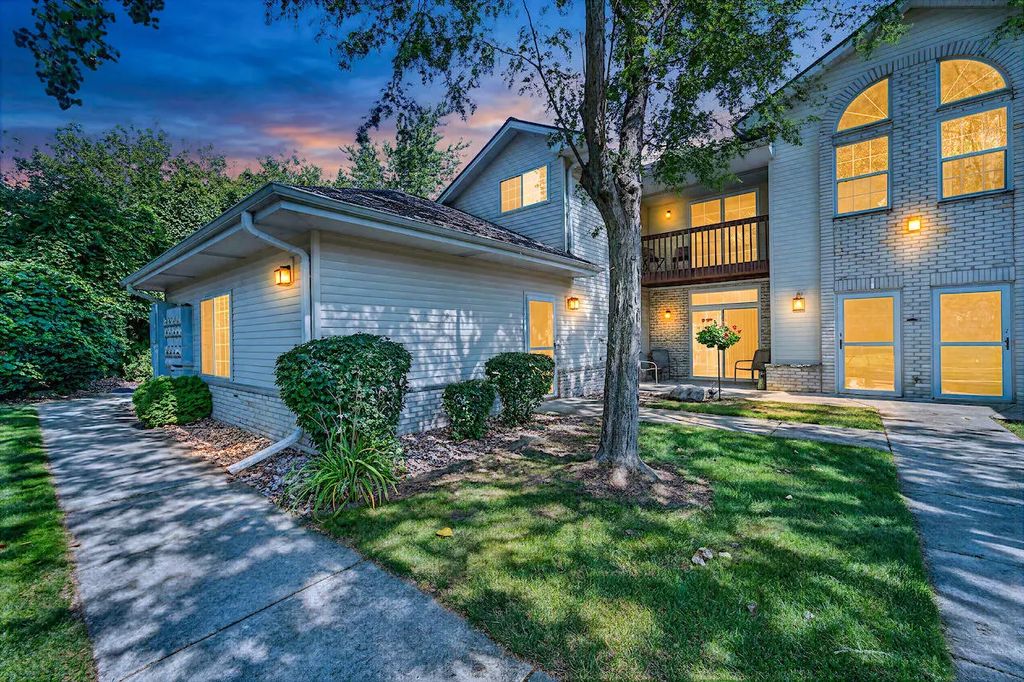 6115 S Creekside Dr #12, Cudahy