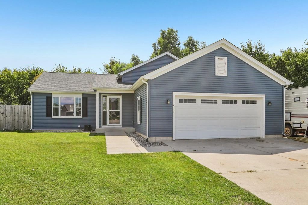 1511 E Longneedle Ln, Elkhorn