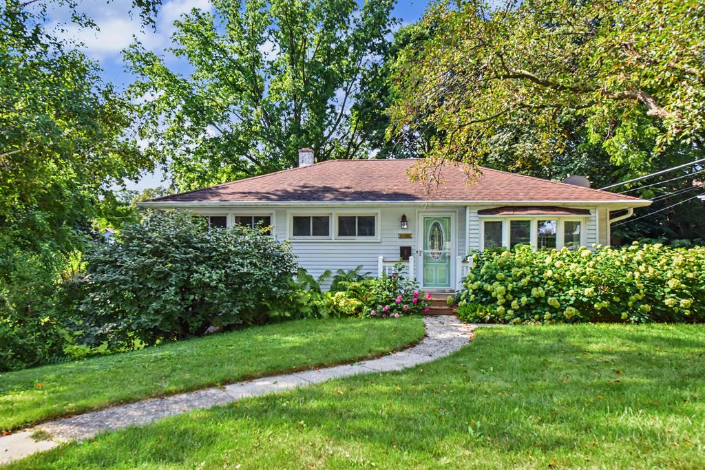 1025 W Cumberland Dr, Waukesha