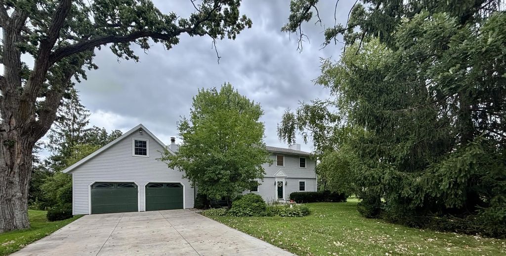 W8638 Shady Oak Ln, Beaver Dam