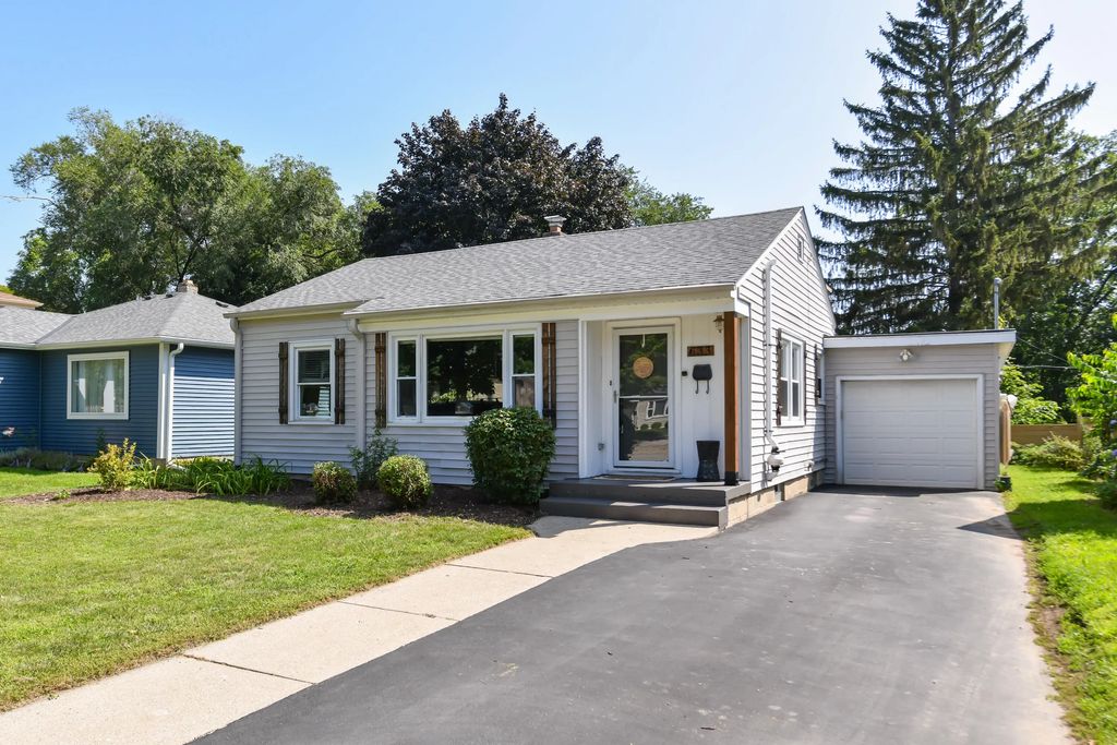 633 N Hine Ave, Waukesha