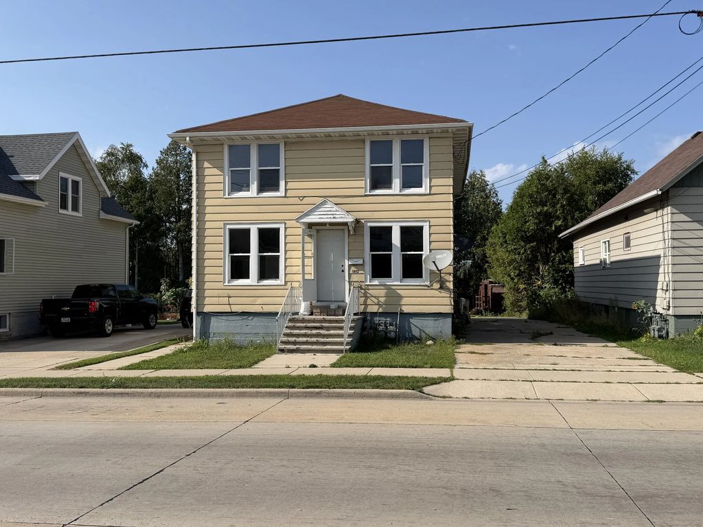 1812 14th St, Two Rivers