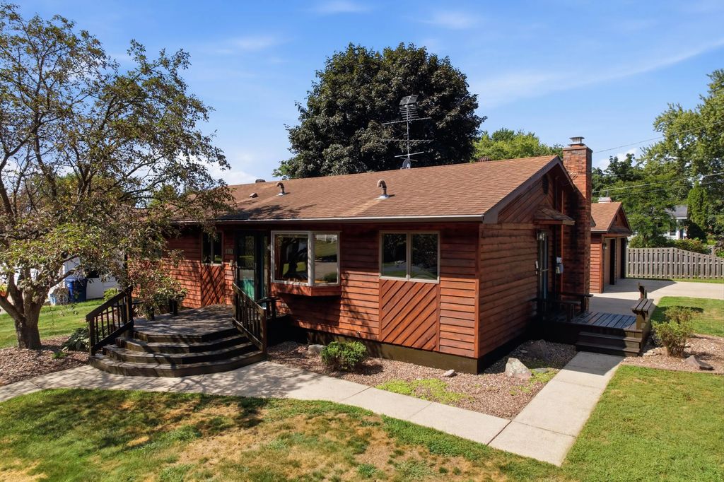 910 Charles Dr, Sparta