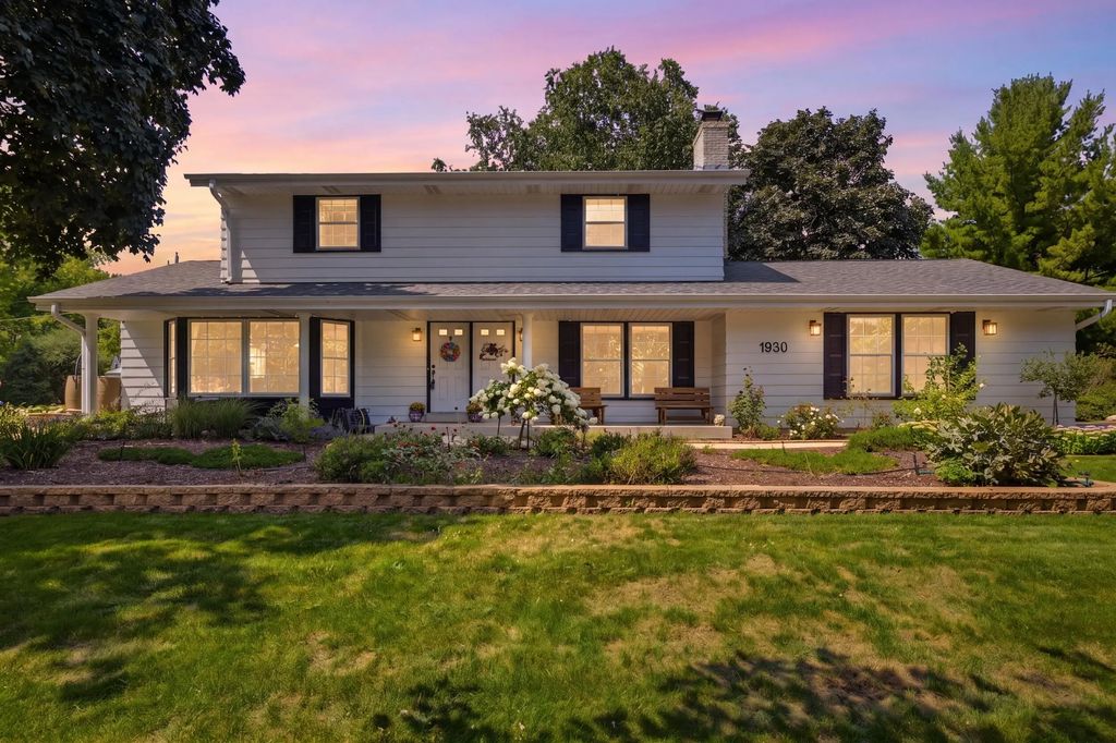 1930 Sunnyside Dr, Waukesha