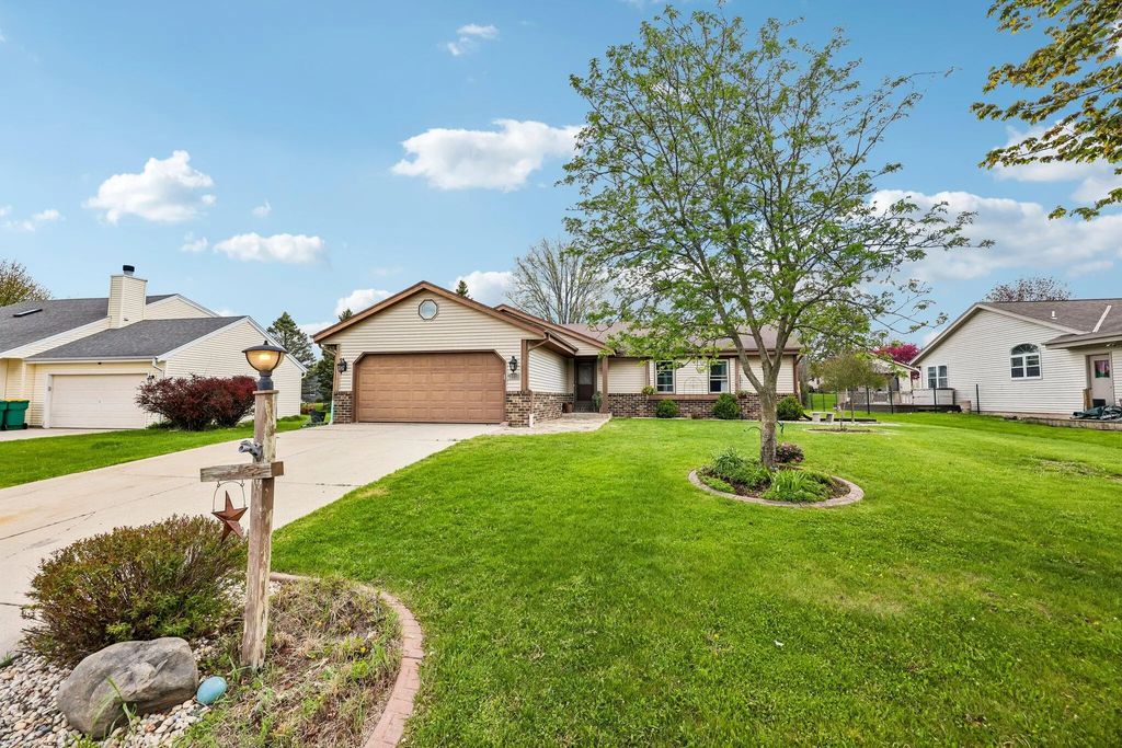 W163n10528 Ridgeview Ln, Germantown