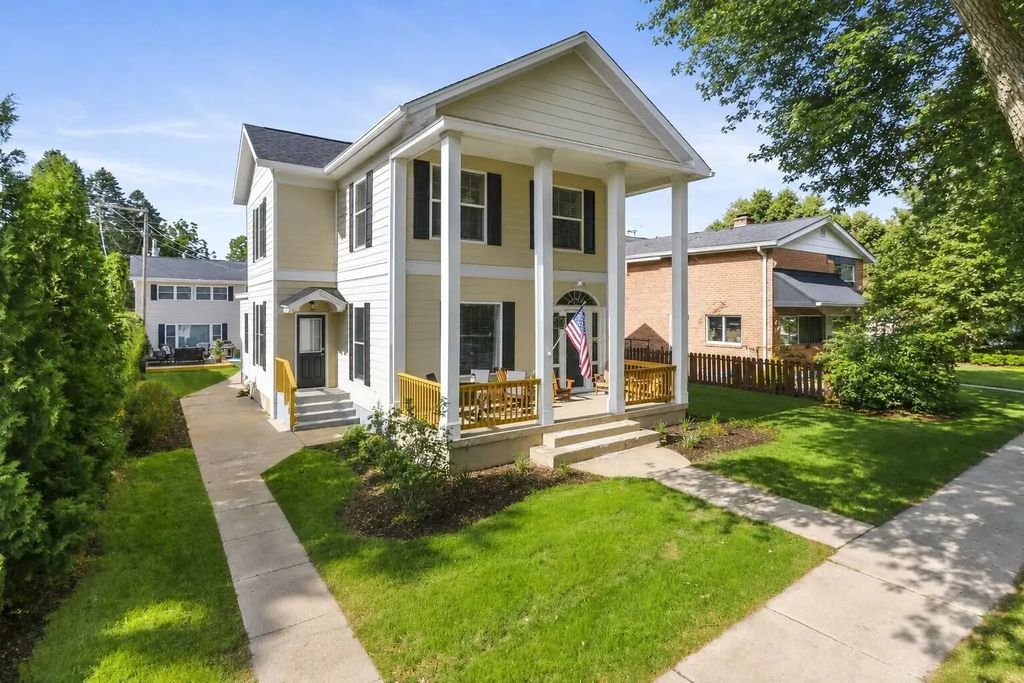 816 Wisconsin St, Lake Geneva