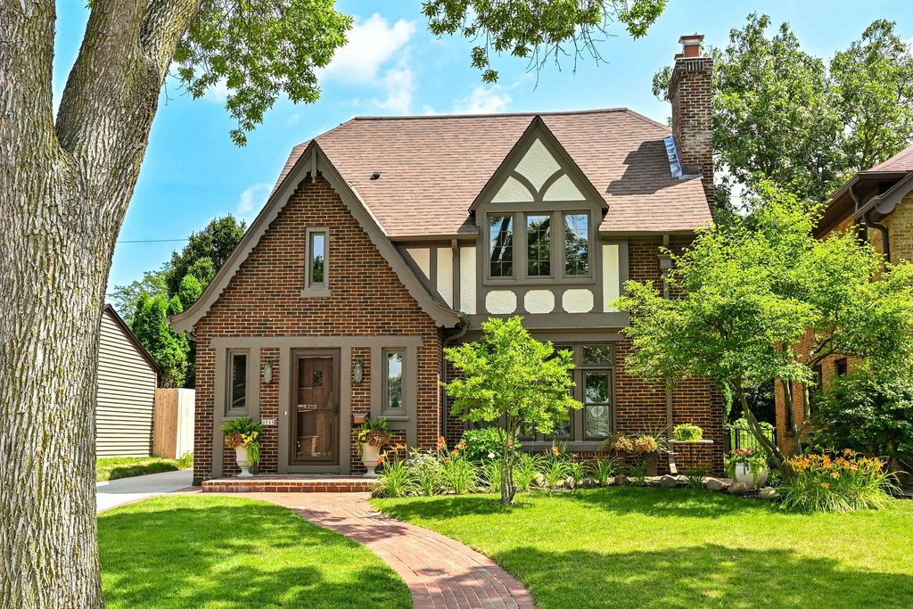 4848 N Woodburn St, Whitefish Bay